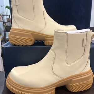 Sorel Ona Ave Honey White Leather Chelsea Boot with Gum Platform Sole Size 8
